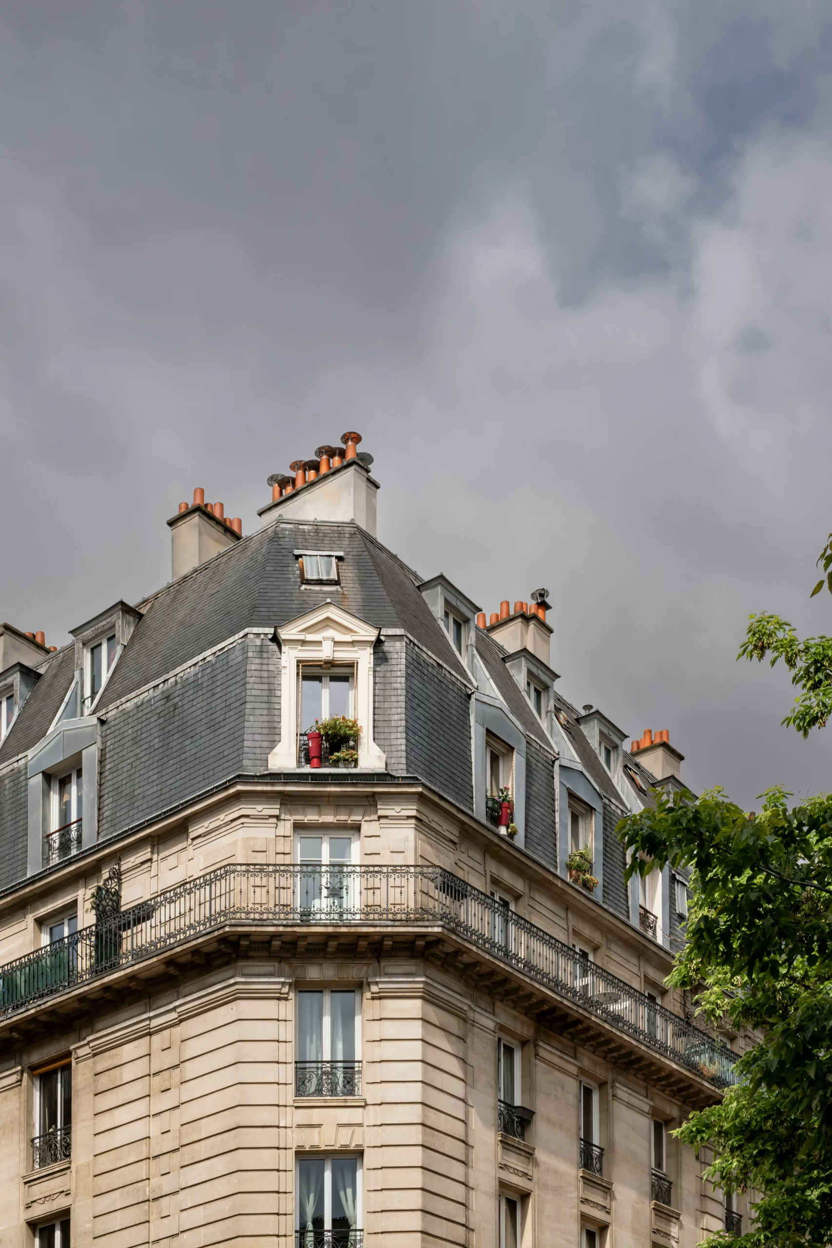 Immeuble haussmannien à Paris avec balcons – illustration des prestations pouvant justifier un complément de loyer