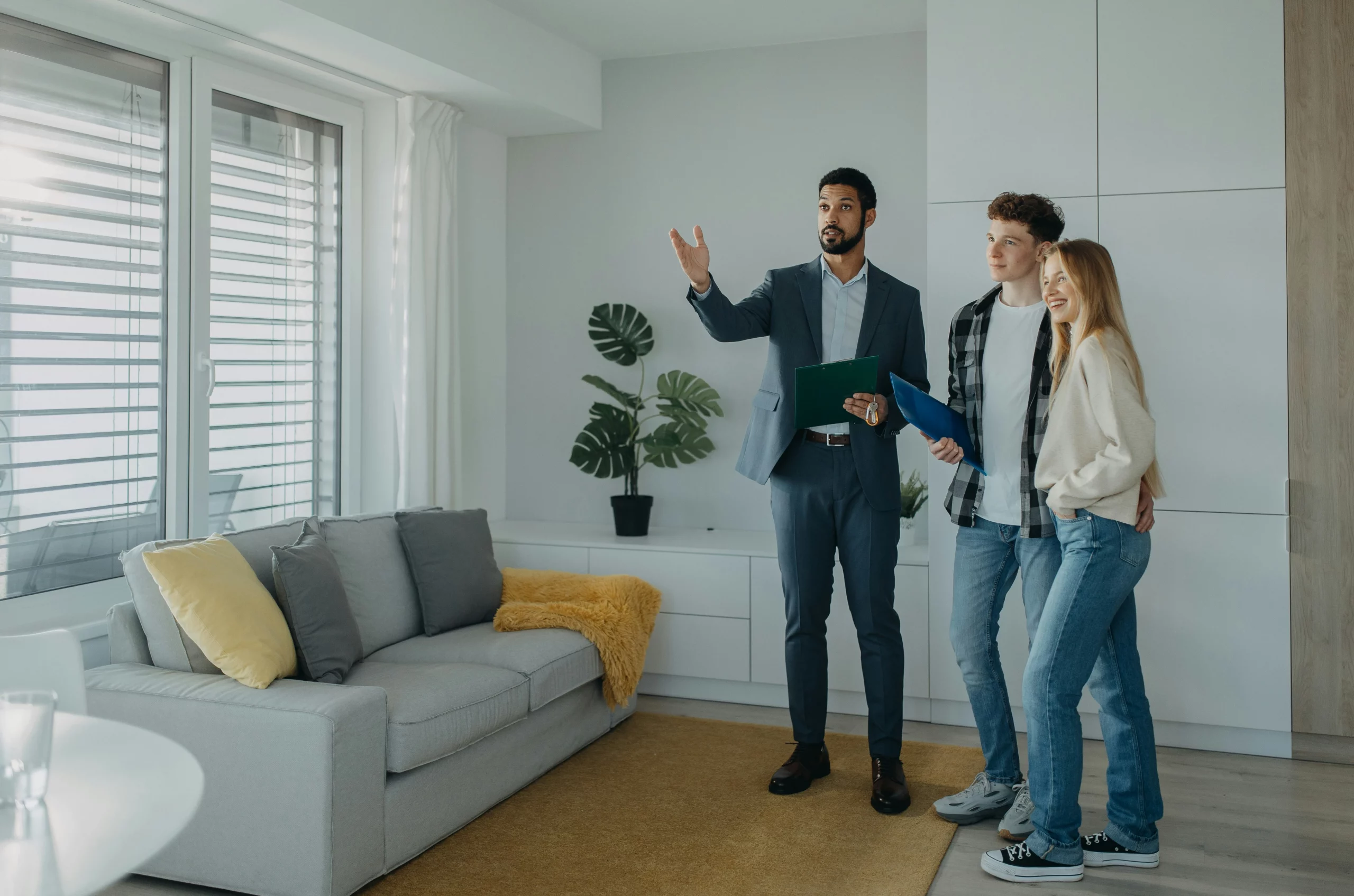 Visite d'appartement en location à Paris rénové, propre et lumineux, prêt à être reloué rapidement avec une gestion locative efficace