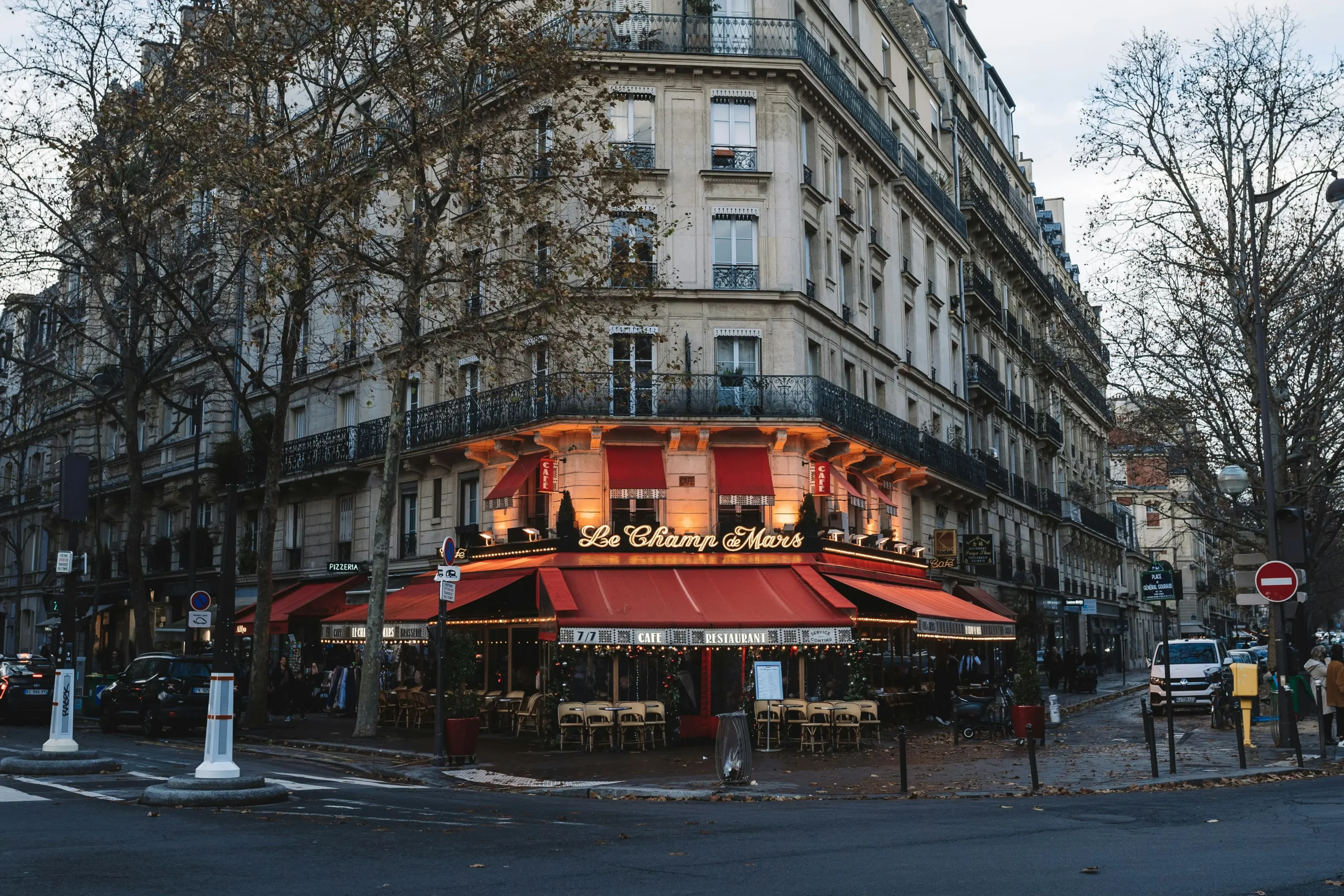 Bâtiment haussmannien à Paris photographié de nos jours avec façade en pierre de taille et balcons filants