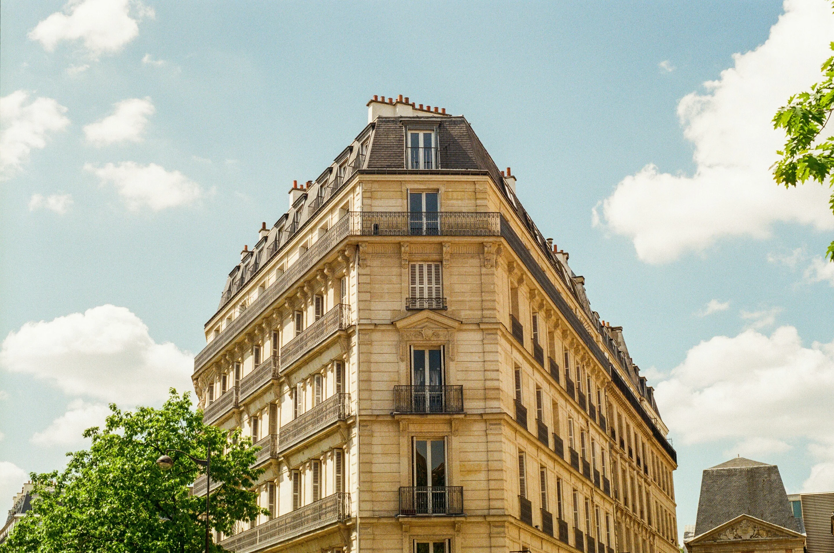 Façade haussmannienne sur le boulevard Haussmann à Paris illustrant l’architecture typique du XIXᵉ siècle