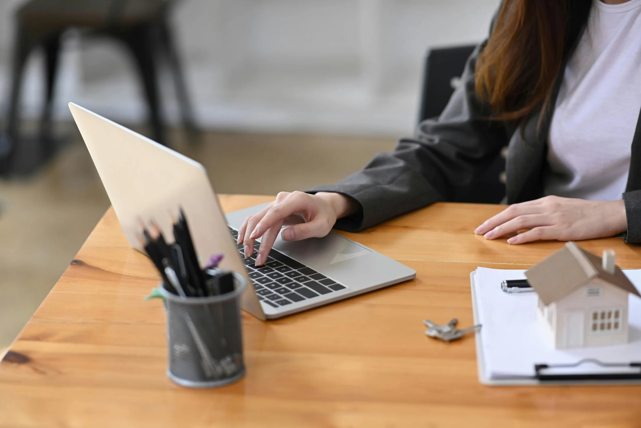 Gestion locative et analyse des charges sur ordinateur – bail 2026 à Paris – Providence Immobilier