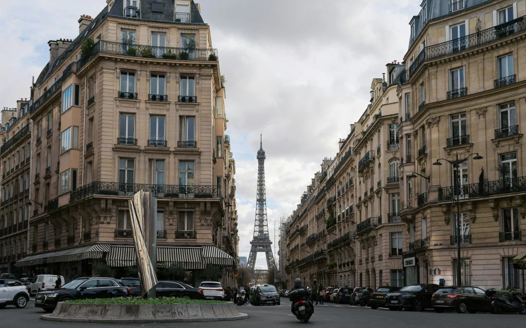 Paris haussmannien : comment Haussmann a façonné la capitale et influence encore aujourd’hui le marché immobilier