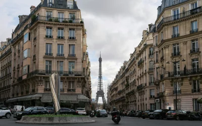 Paris haussmannien : comment Haussmann a façonné la capitale et influence encore aujourd’hui le marché immobilier