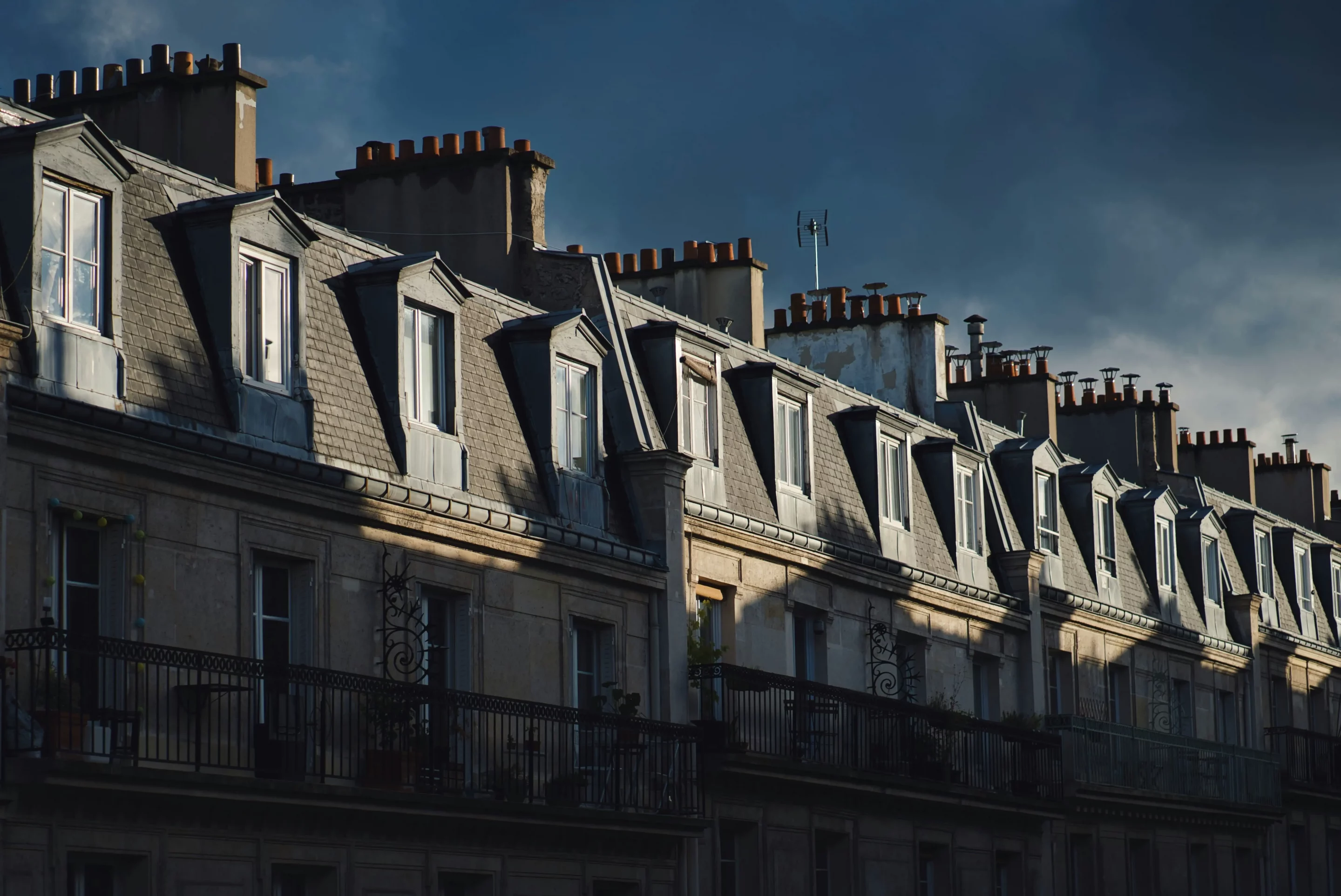 Façade d’immeuble haussmannien à Paris illustrant un projet de vente immobilière encadré et sécurisé