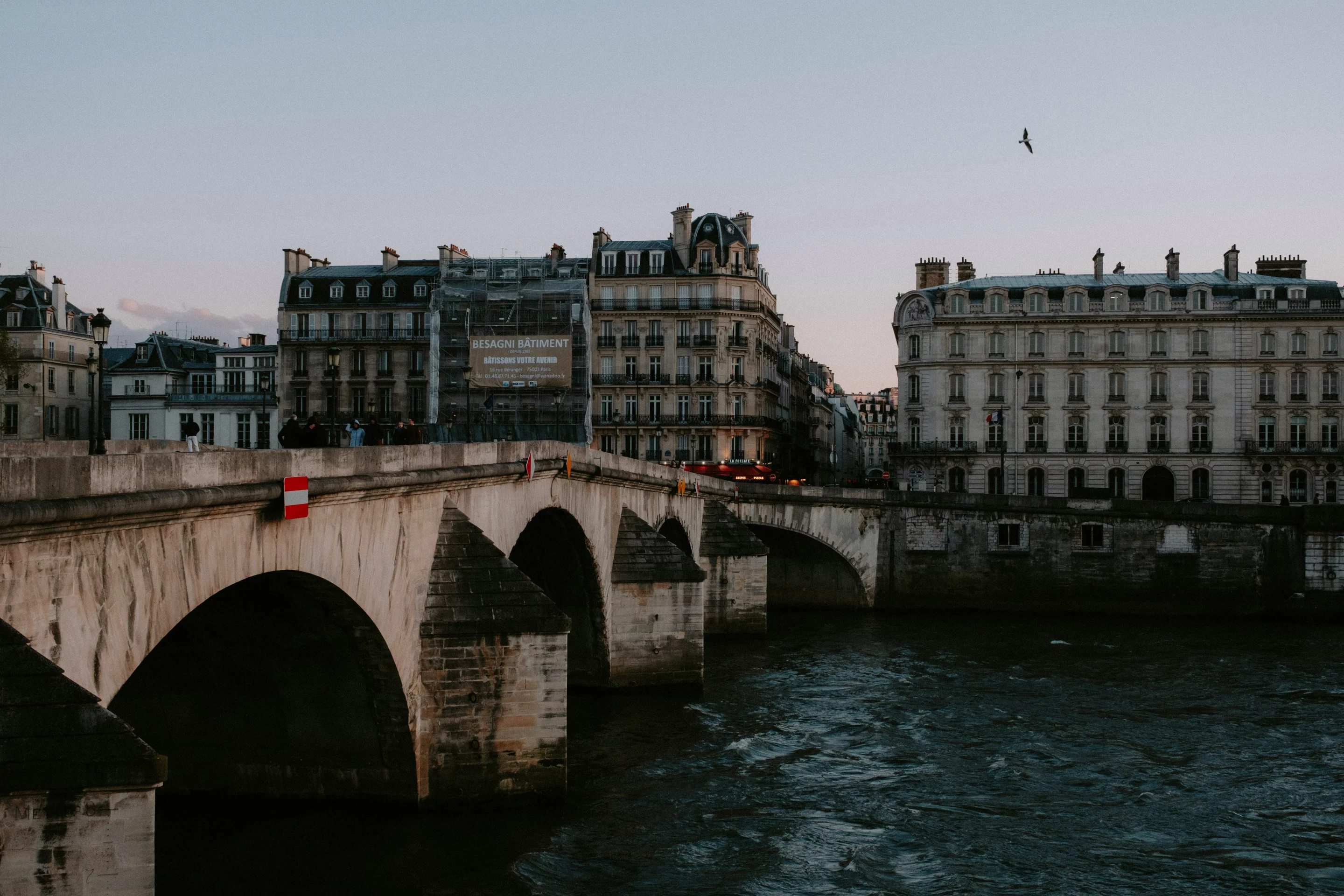 Immeuble parisien ancien avec enjeux de rénovation énergétique