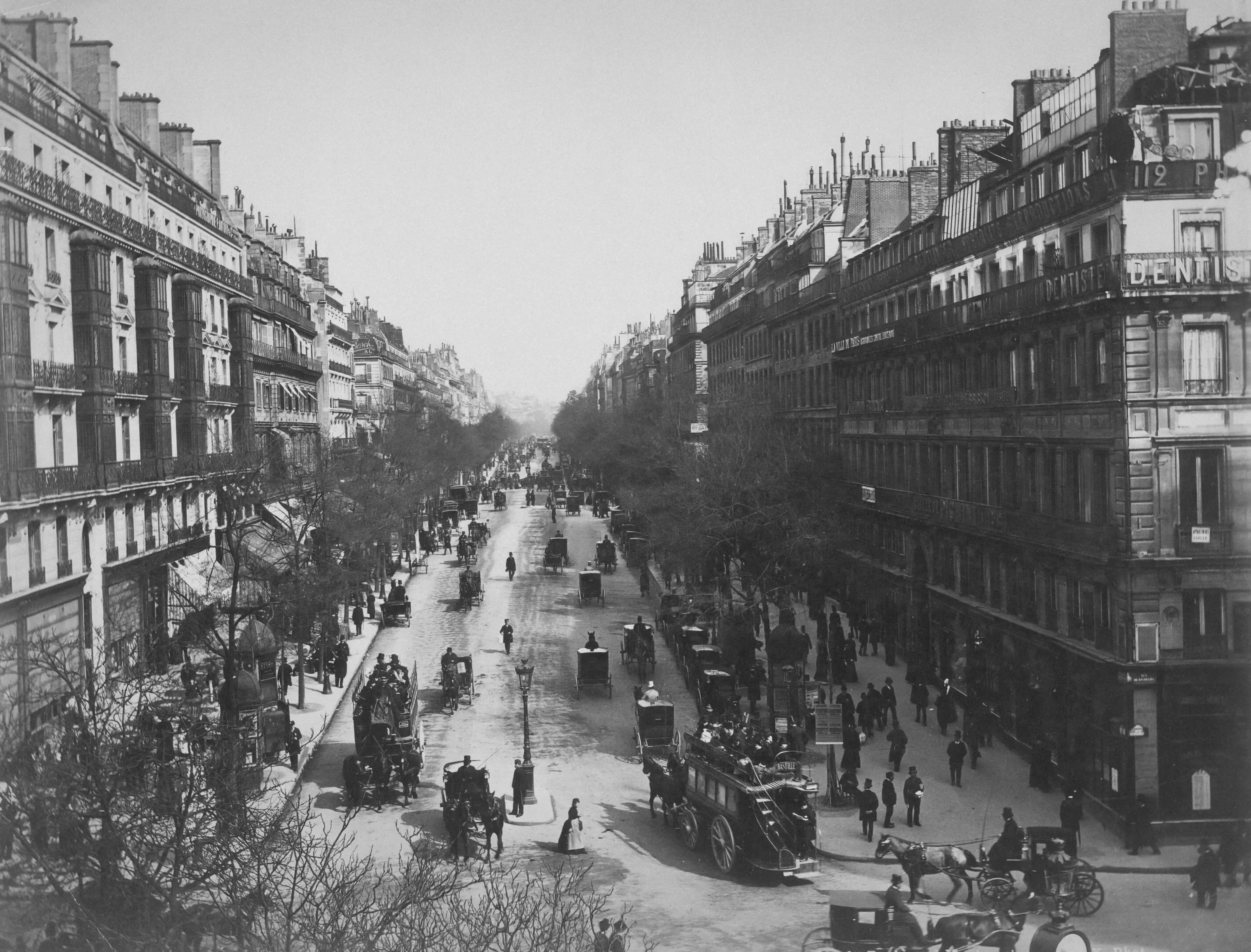 Ancienne rue parisienne illustrant l’état de la ville avant les travaux d’Haussmann.